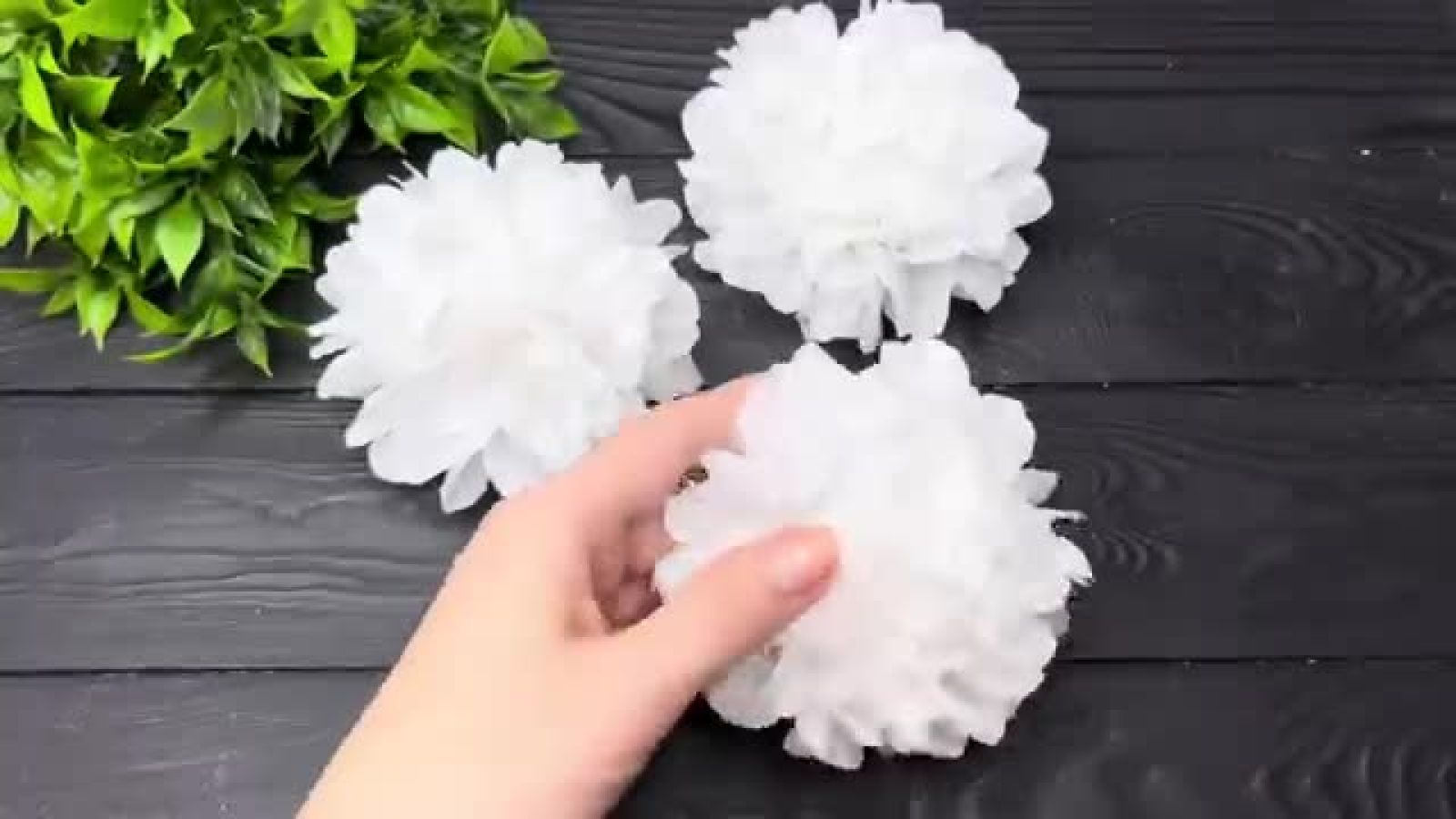 ⁣آموزش درست کردن گل با دستمال کاغذی