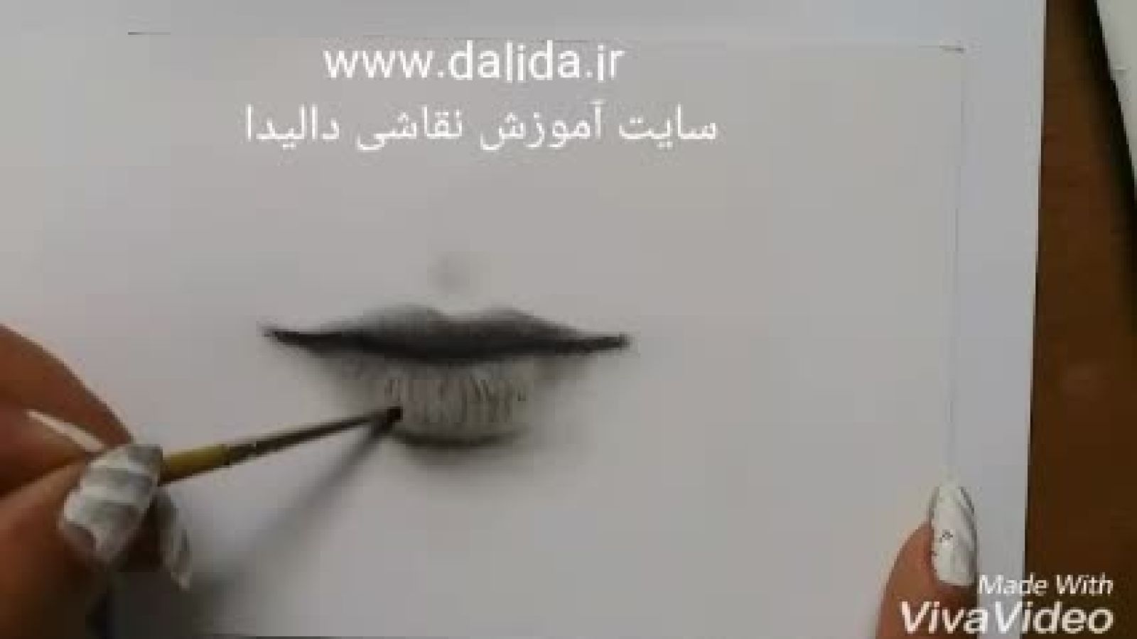 ⁣آموزش سایه زدن لب و ایجاد شیار لب